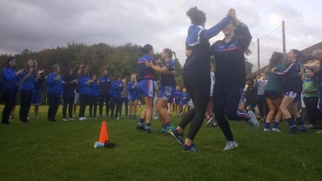 ¿Irlandesas bailando una muiñeira? Obra de las jugadoras gallegas de gaélico