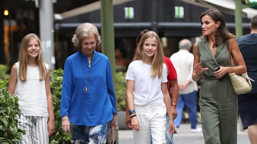 Letizia con sus hijas y la reina Sofía para ver 'El Rey León'.