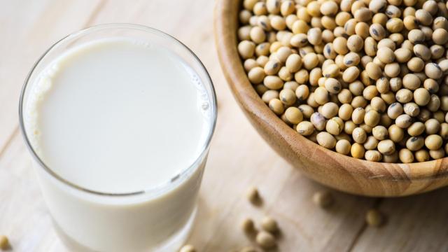 Un vaso de leche enriquecida con fibra.