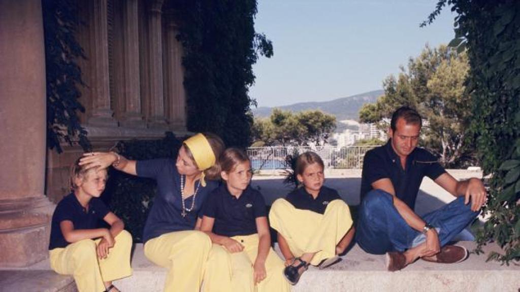 La Familia Real, en Marivent, posa en 1975: Felipe, Sofía, Elena, Cristina y Juan Carlos.