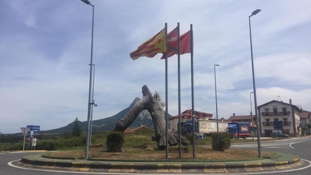 La estelada independista está a la entrada de Echarri-Aranaz