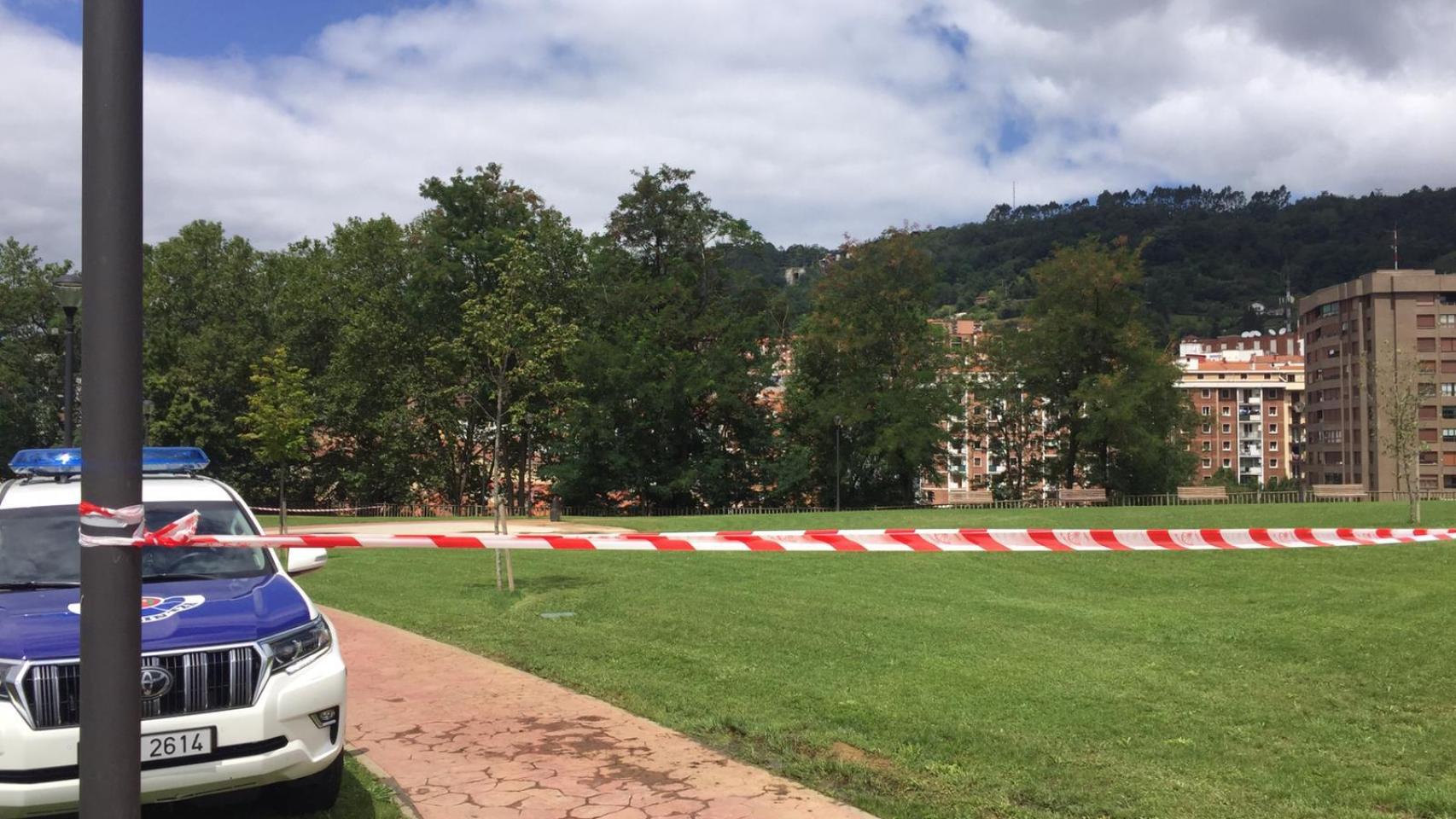 Un coche de la Ertzaintza en el lugar de los hechos