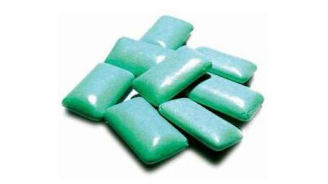 Unos chicles de menta como los que puedes encontrar en cualquier supermercado.