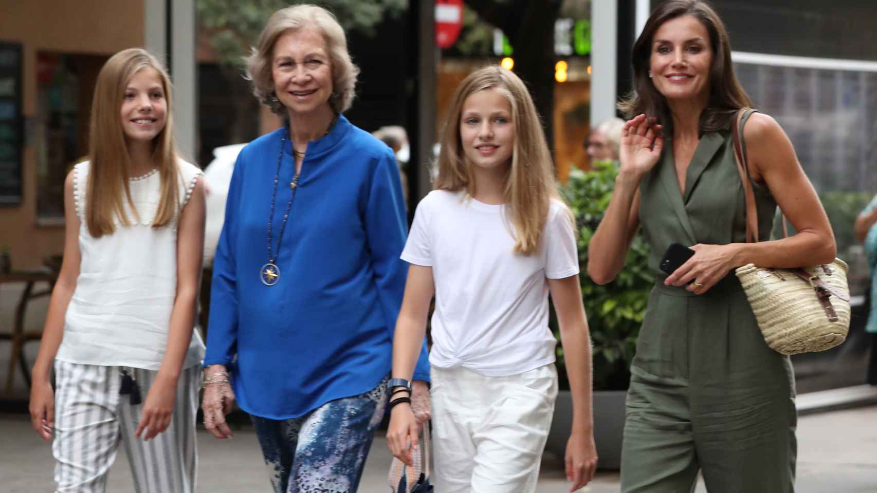 Letizia con sus hijas y la reina Sofía para ver 'El Rey León' en Palma en el verano de 2019.