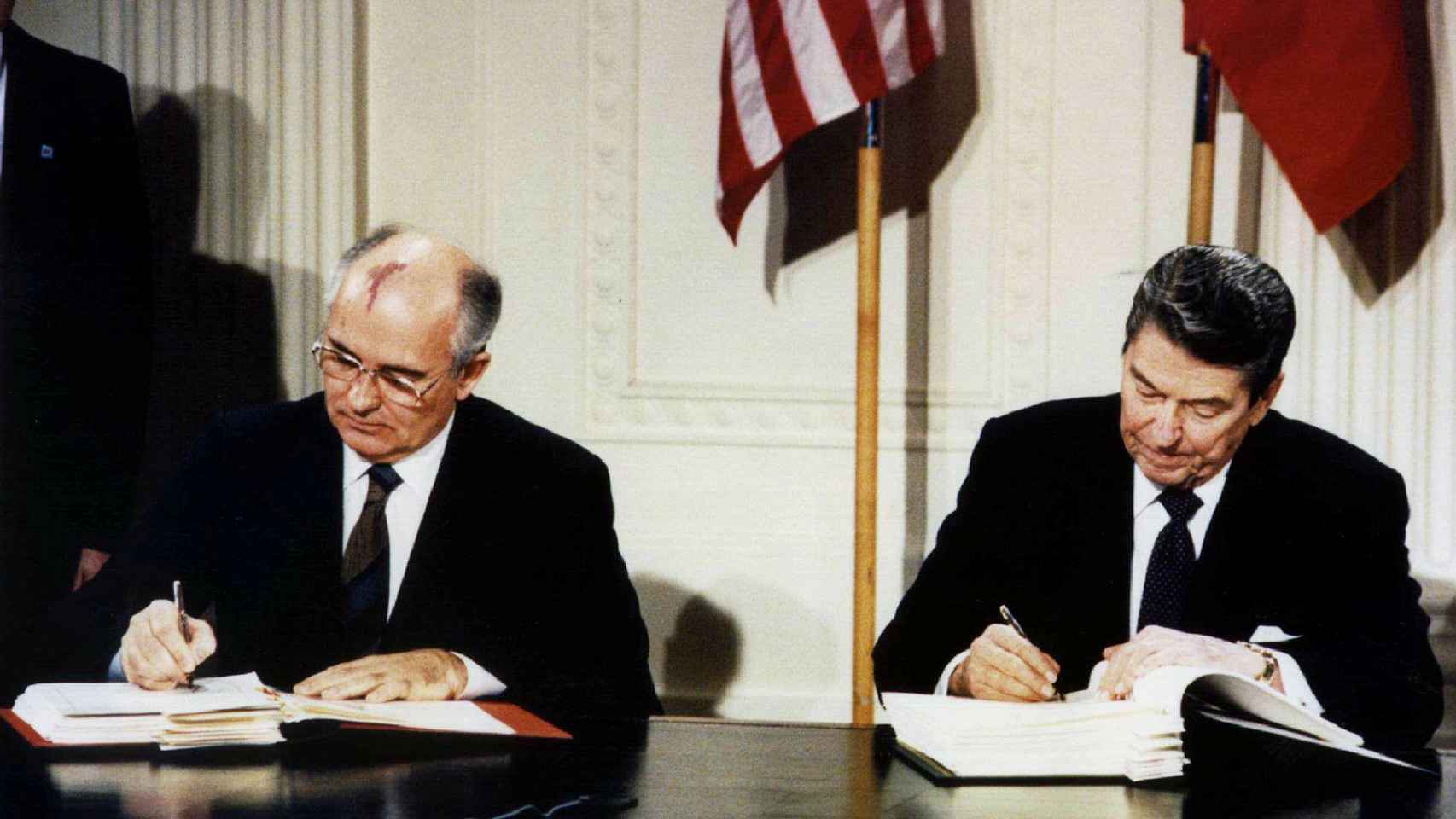 Mijaíl Gorbachov y Ronald Reagan firman el tratado INF, el 8 diciembre de 1987.