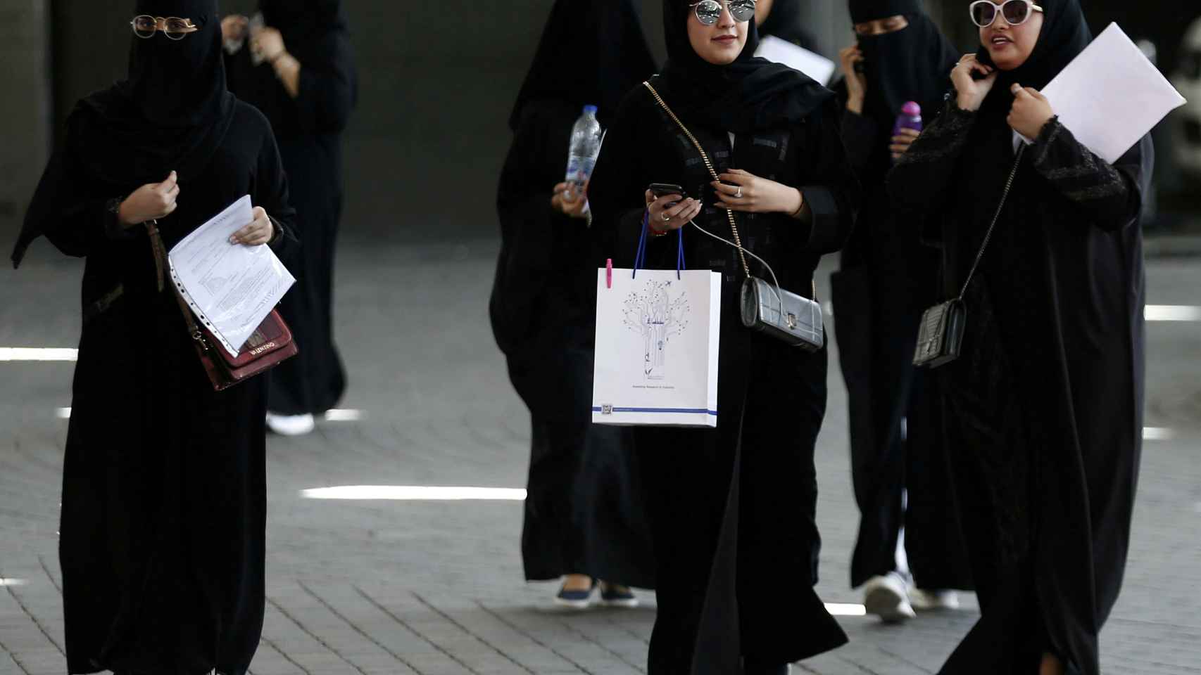 Las mujeres saudíes podrán viajar sin permiso del tutor masculino.
