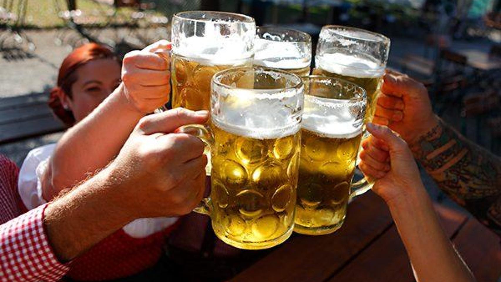 Un grupo de personas brindando en una celebración de Oktoberfest