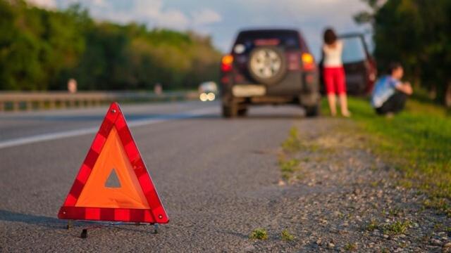 Un vehículo averiado en plena carretera