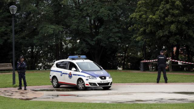 Agentes de la Ertzaintza, custodian la zona en el parque de Etxebarria donde han sucedido los hechos.