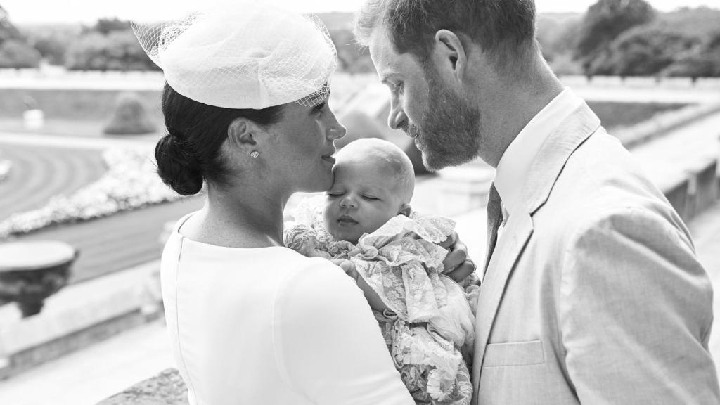 Meghan y Harry posando con su hijo en una imagen oficial.