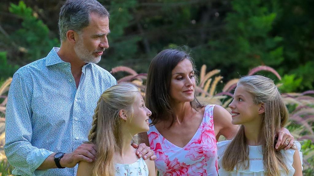 Los Reyes Felipe y Letizia, en Marivent, con sus hijas Leonor y Sofía.