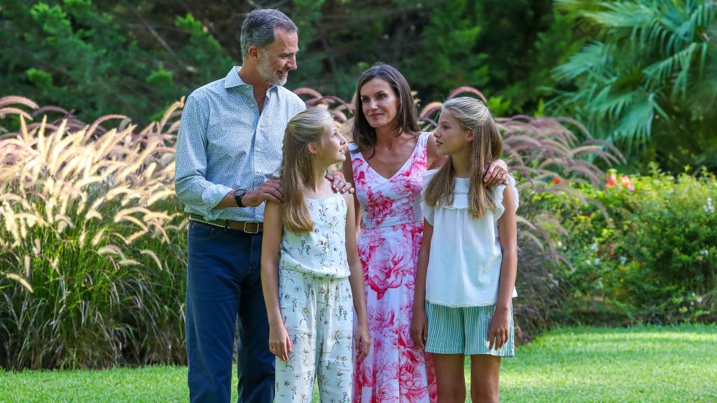 Felipe y Letizia, muy sonrientes, junto a sus hijas en los jardines de Marivent.