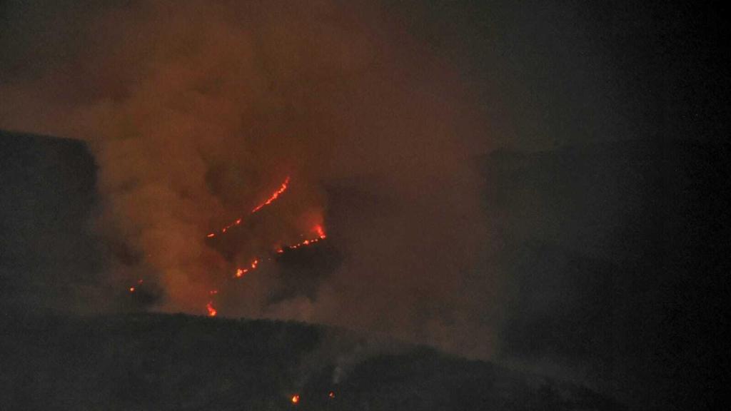 El incendio declarado en la provincia de Segovia está afectando a una zona de pinares próxima al Real Sitio de San Ildefonso-La Granja.