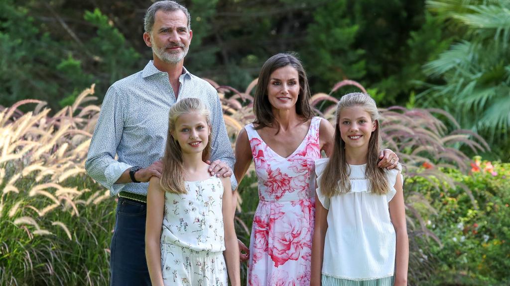 Los Reyes junto a sus hijas, la princesa Leonor y la infanta Sofía posando en Marivent en 2019