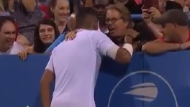 Kyrgios consultando con un aficionado dónde sacar para ganar el partido