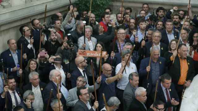 Alcaldes catalanes separatistas con sus varas de mando en el Parlamento catalán.