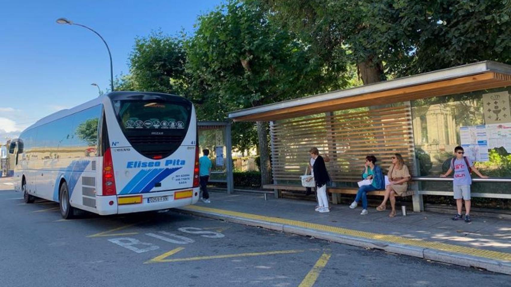 Foto de archivo de un bus interurbano en la parada de Entrexardíns de A Coruña