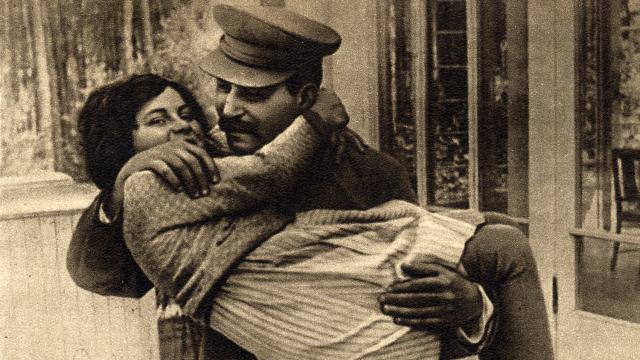 Joseph Stalin y su hija Svetlana Alilúyeva (1935).