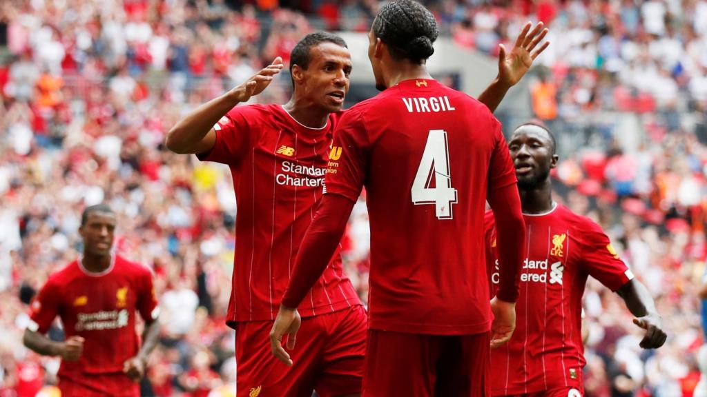 Matip celebrando el primer gol de la Community Shield con Virgil van Dijk