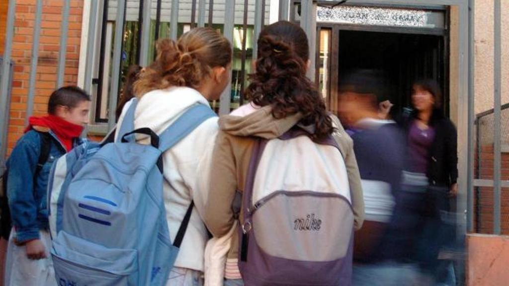 Alumnos entrando en un centro educativo.