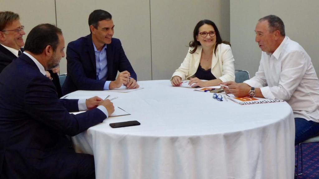 Pedro Sánchez en su reunión junto a Mónica Oltra, Joan Baldoví, Ximo Puig y José Luis Ábalos.