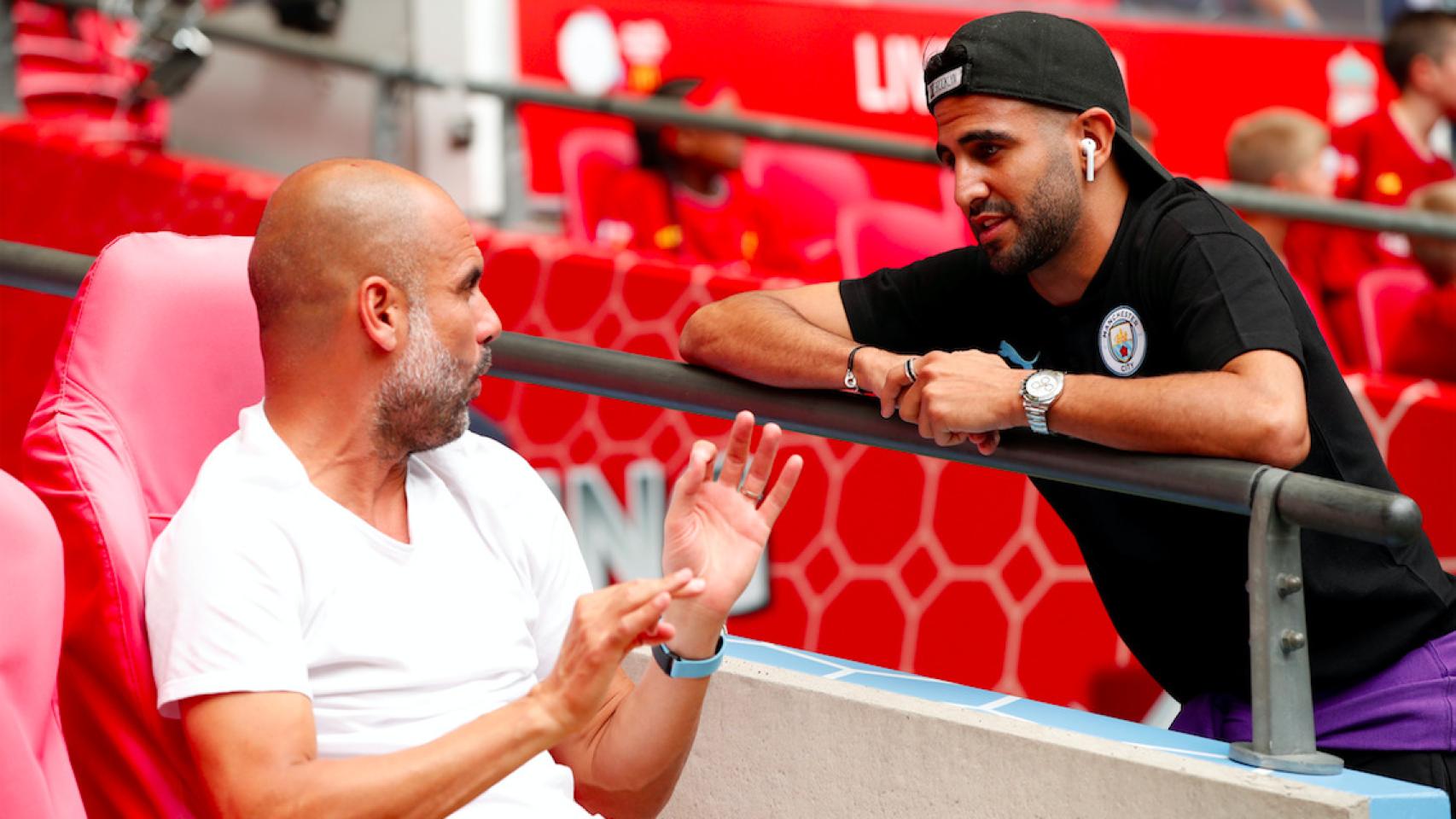 Guardiola dialoga con Mahrez antes de la Community Shield