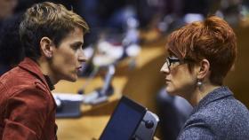 María Chivite (PSN) y Bakartxo Ruiz (Bildu), conversan durante un pleno parlamentario.