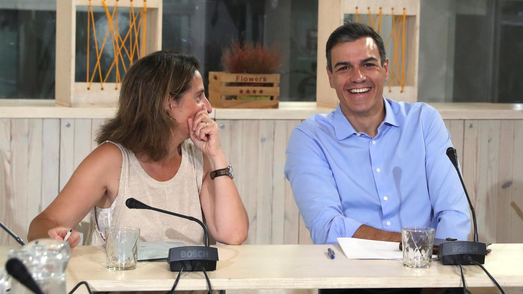 Pedro Sánchez junto a la ministra de Transición Ecológica, Teresa Ribera, en su encuentro con ecologistas.