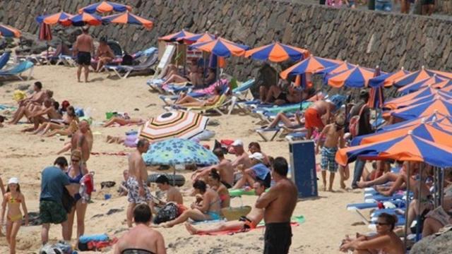 Una playa española en temporada alta.