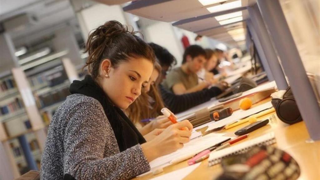 Estudiante universitaria en una biblioteca