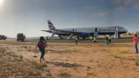 Los pasajeros del avión de British Airways tras el aterrizaje de emergencia en el aeropuerto de Manises, en Valencia.