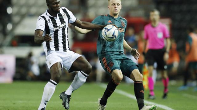 Van de Beek contra el PAOK