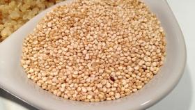 Semillas de quinoa blanca.