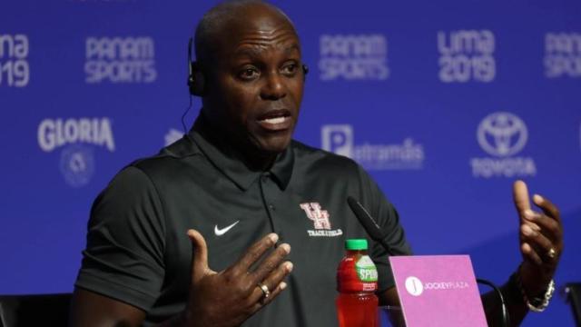 Carl Lewis  durante una conferencia de prensa