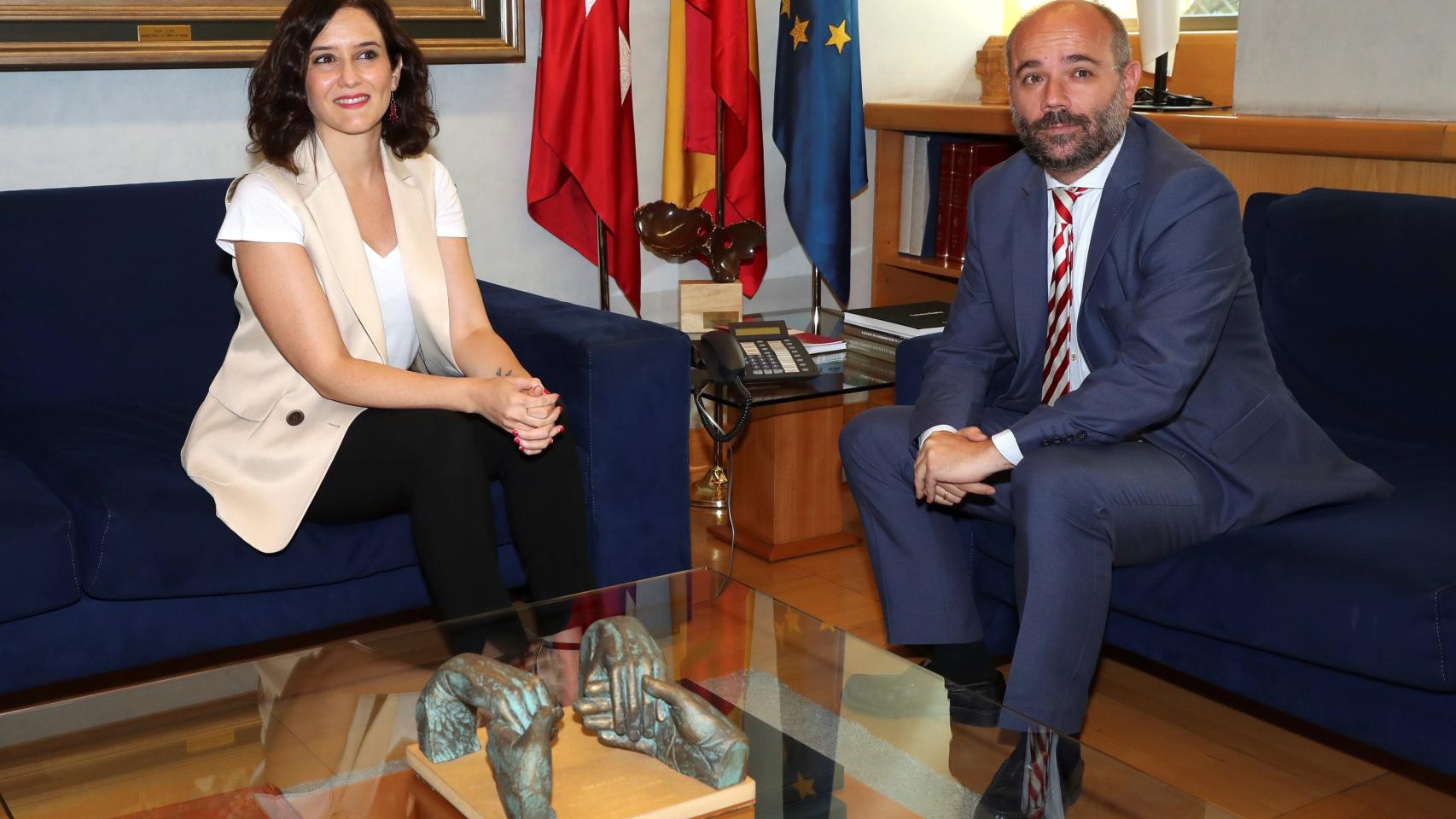 El presidente de la Asamblea de Madrid, Juan Trinidad, durante la reunión con Isabel Díaz Ayuso.