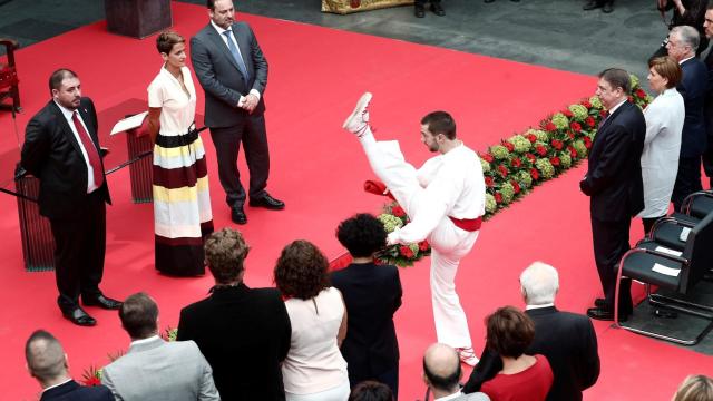Un dantzari baila un Aurresku tras la toma de posesión de María Chivite.