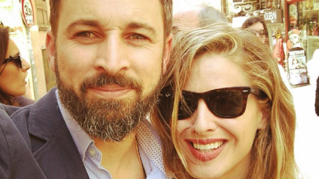 La diputada de Vox Malena Contestí junto al líder del partido, Santiago Abascal.