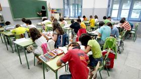 Imagen de archivo de escolares estudiando en una aula