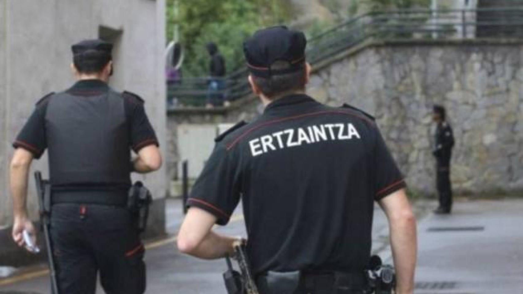 Dos agentes de la Ertzaintza.