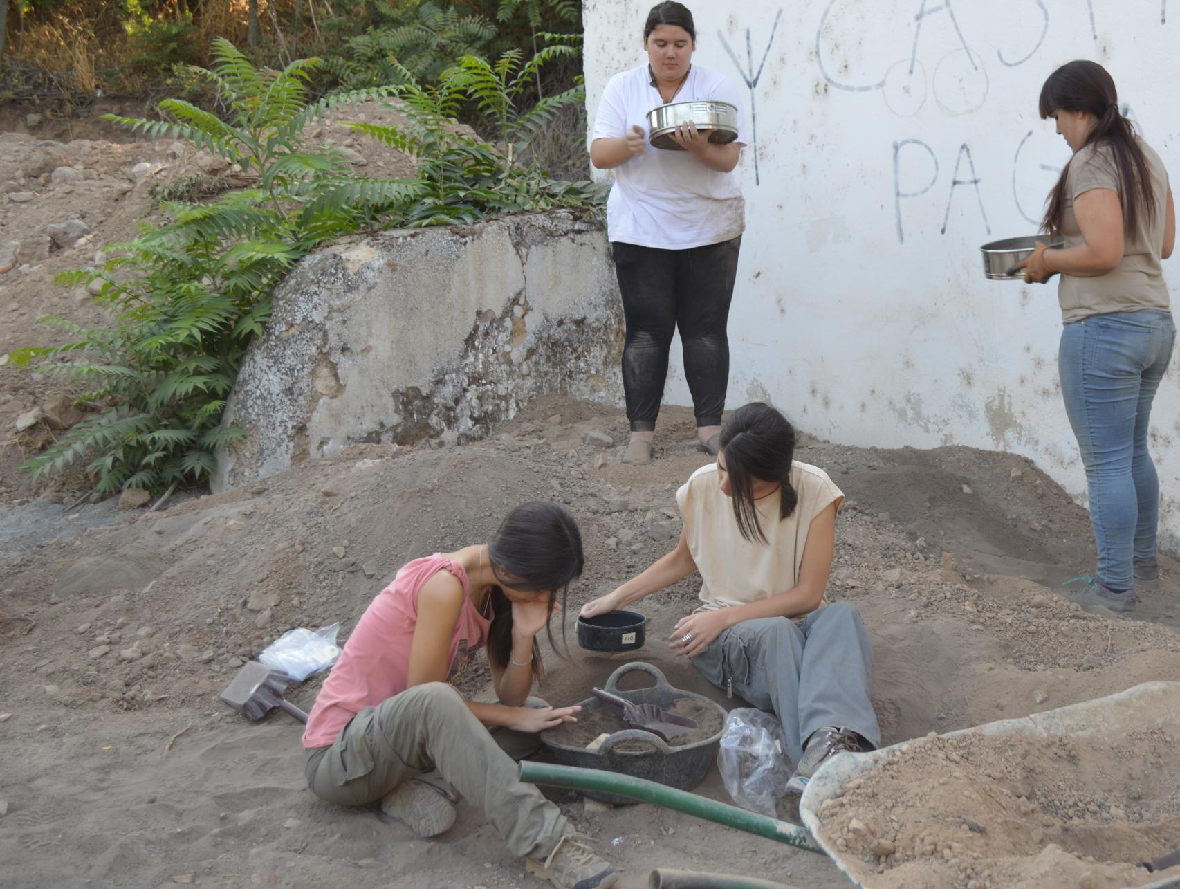 Voluntarios en la necrópolis.