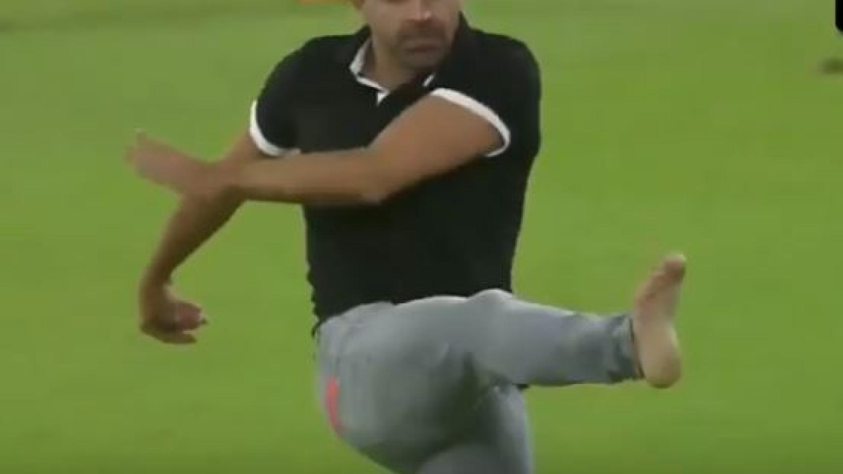 Xavi enfadado lanza su zapatilla en su debut