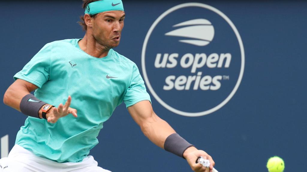 Nadal, golpeando una derecha en su estreno en Toronto.