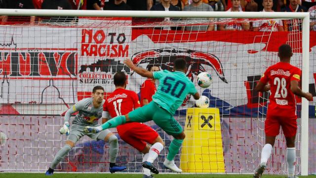 Hazard marca desde la frontal del área ante el Red Bull Salzburgo