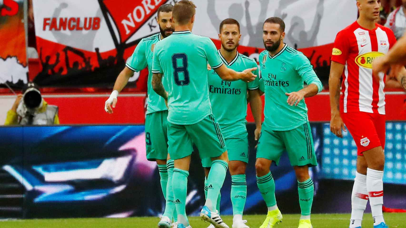 Hazard celebra con sus compañeros su primer gol en el Real Madrid