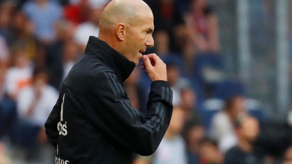 Zidane da órdenes desde la banda