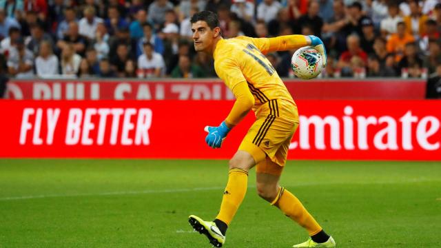 Thibaut Courtois comienza el ataque del Real Madrid con un saque con la mano