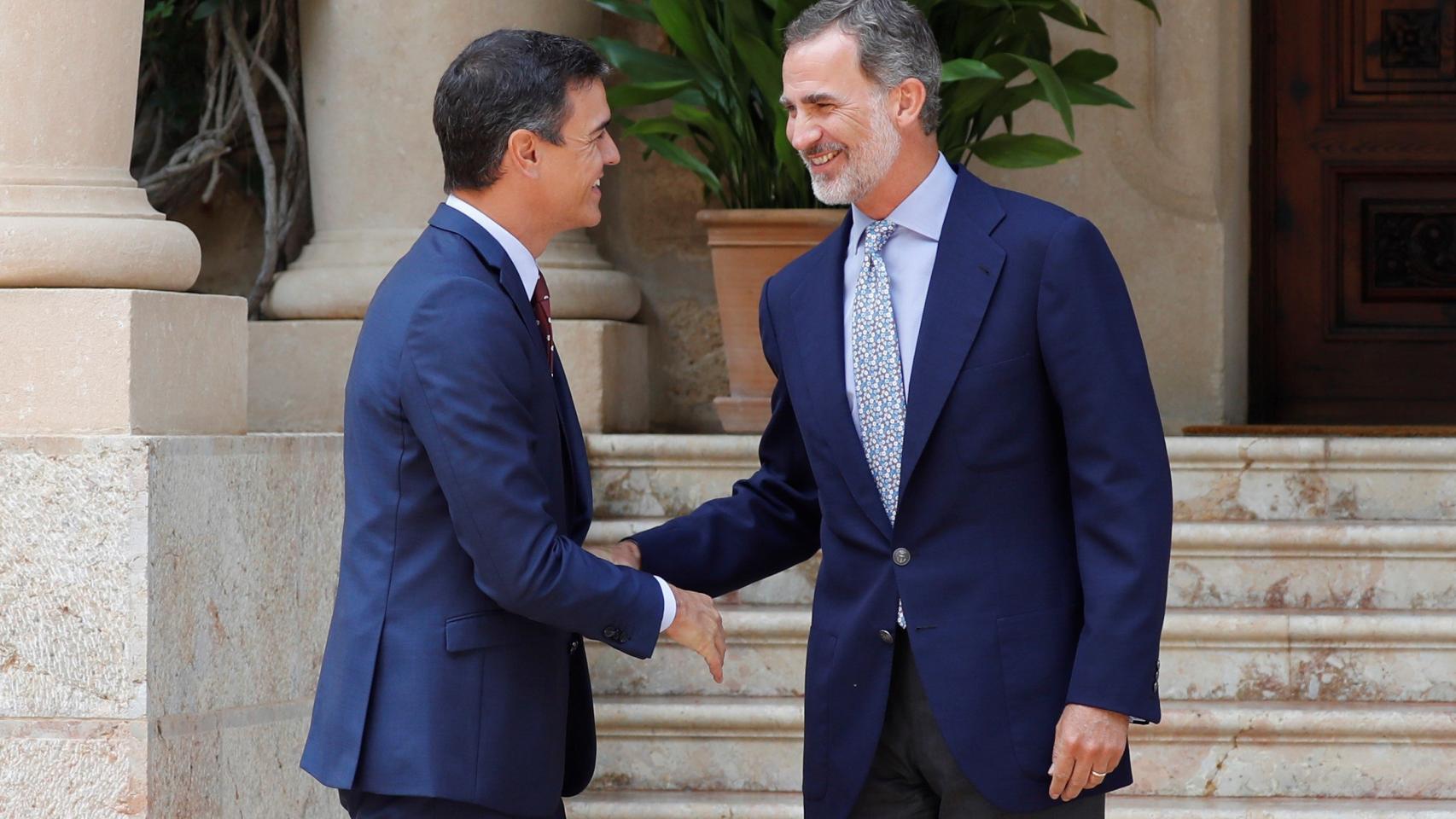 Pedro Sánchez y Felipe VI a la llegada del presidente del Gobierno en funciones a Marivent.