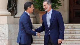 Pedro Sánchez y Felipe VI a la llegada del presidente del Gobierno en funciones a Marivent.
