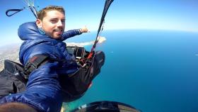 Rubén, el joven fallecido, practicando parapente.