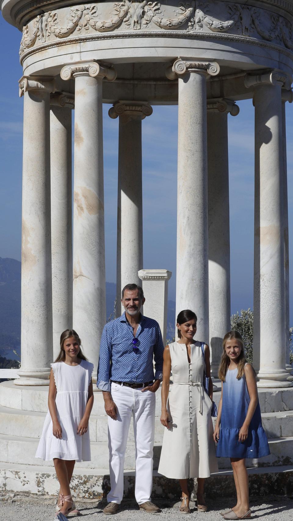 Los Reyes y sus hijas en el término municipal de Deyá.